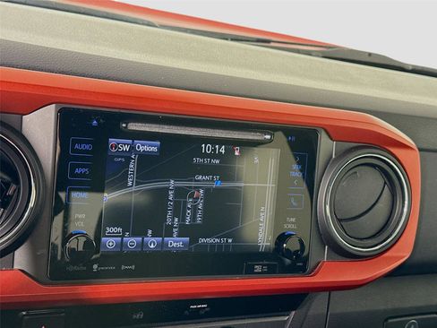 Used 2018 Toyota Tacoma TRD Off-Road AWD/4WD image 7