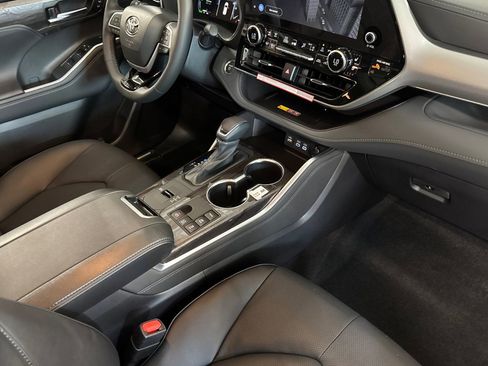 New 2026 Toyota Highlander Platinum AWD/4WD image 19