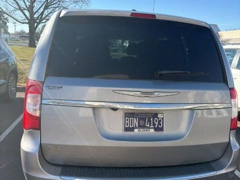 Used 2014 Chrysler Town & Country Touring image 11