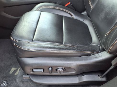 Used 2021 Chevrolet Traverse LT FWD image 25