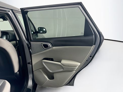 Used 2025 Kia Soul LX w/ LX Technology Package FWD image 28