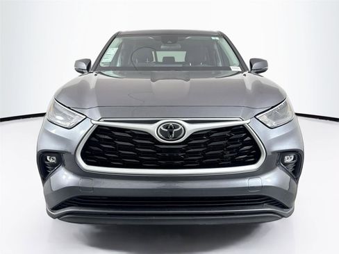 Certified 2023 Toyota Highlander LE image 3