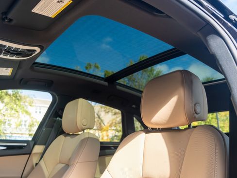 Certified 2026 Porsche Macan AWD/4WD image 17