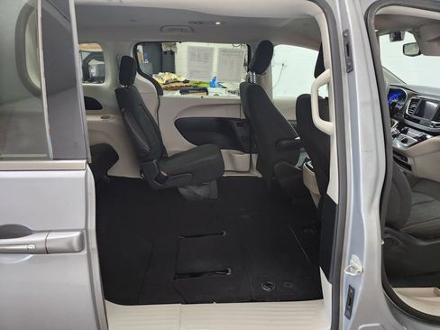 Used 2018 Chrysler Pacifica Touring Plus FWD image 31