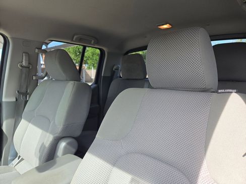 Used 2014 Nissan Frontier SV w/ SV Value Truck Package RWD image 9