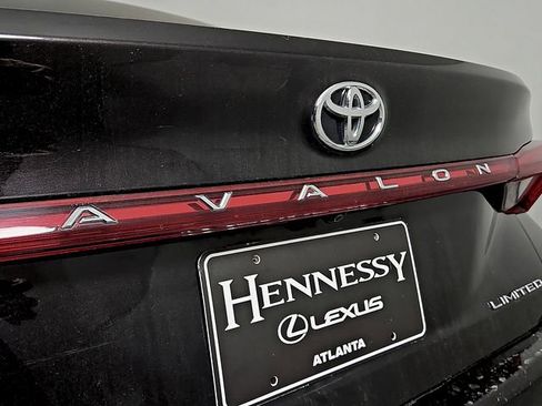 Used 2019 Toyota Avalon Limited image 30