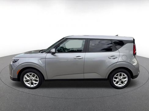 Used 2025 Kia Soul LX w/ LX Technology Package FWD image 9