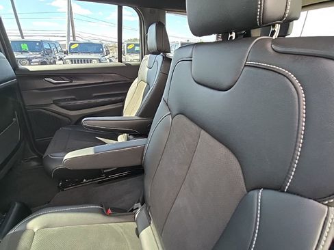 Used 2025 Jeep Grand Cherokee L Altitude image 17
