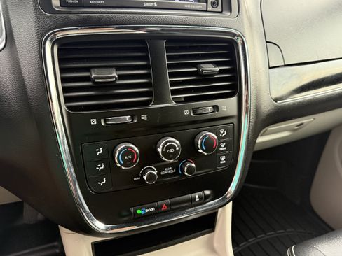 Used 2019 Dodge Grand Caravan SXT FWD image 18