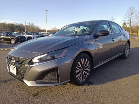 Used 2024 Nissan Altima 2.5 SV image 7