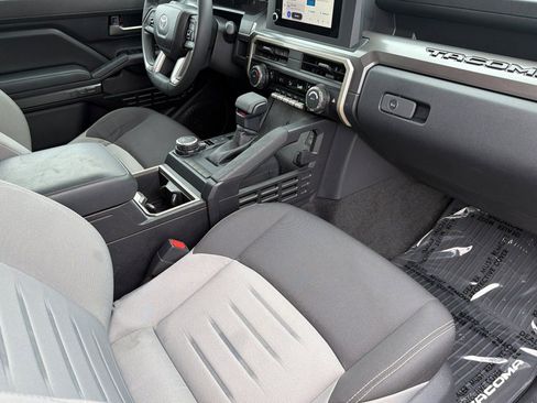Used 2025 Toyota Tacoma TRD Sport image 12