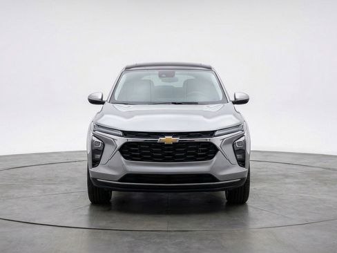 Used 2025 Chevrolet Trax LT w/ LT Convenience Package FWD image 2