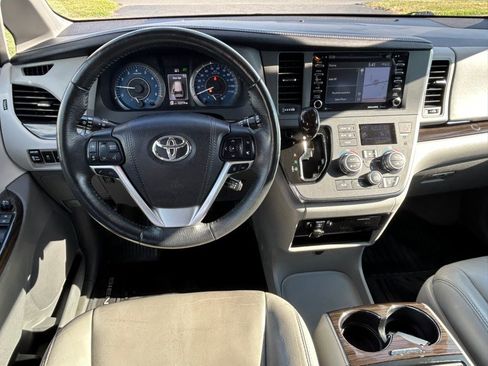 Used 2018 Toyota Sienna XLE w/ XLE Navigation Package FWD image 24