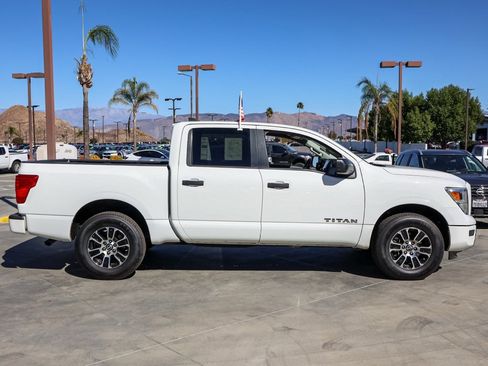 Used 2023 Nissan Titan SV image 3