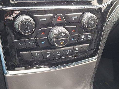 Used 2019 Jeep Grand Cherokee Limited w/ Luxury Group II image 18