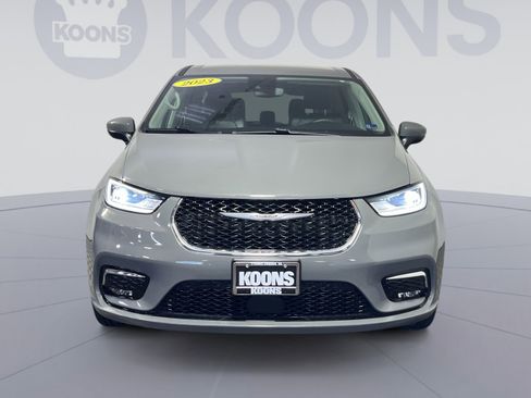 Used 2023 Chrysler Pacifica Touring-L image 11