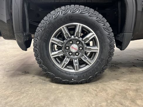 Used 2024 GMC Sierra 1500 AT4 w/ Technology Package AWD/4WD image 11
