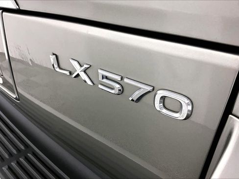 Used 2021 Lexus LX 570 4WD w/ 3rd Row & Luxury Pkg image 9