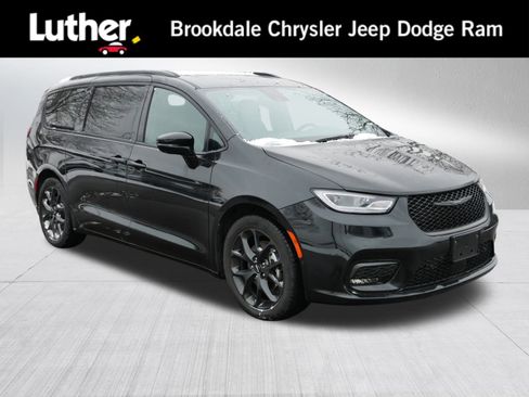 Used 2024 Chrysler Pacifica Limited w/ S Appearance Package image 1