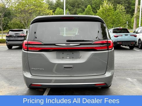 Used 2023 Chrysler Pacifica Touring-L FWD image 4