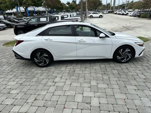 Used 2025 Hyundai Elantra SEL FWD image 14