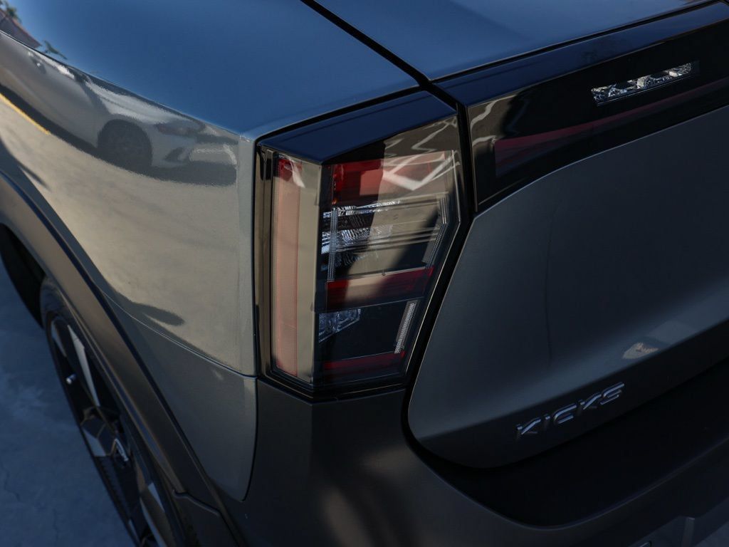 Used 2025 Nissan Kicks SR FWD image 8