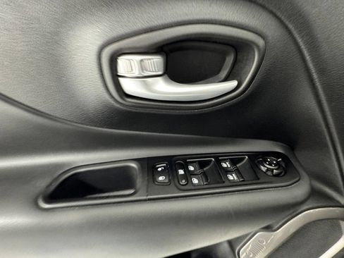 Used 2023 Jeep Renegade Latitude w/ Premium Group AWD/4WD image 19