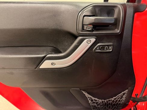 Used 2016 Jeep Wrangler Unlimited Sahara w/ Connectivity Group image 16