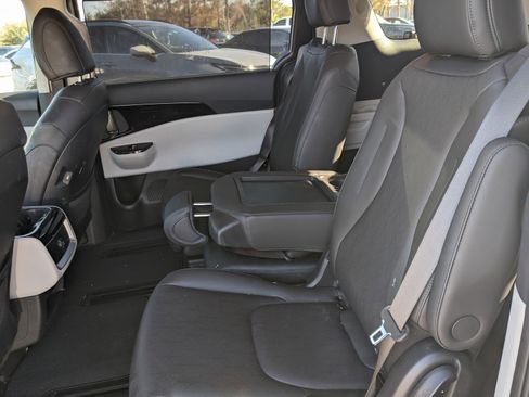 Certified 2024 Kia Carnival EX image 9