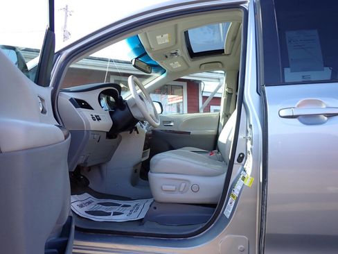 Used 2013 Toyota Sienna XLE image 7