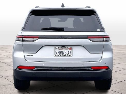 Used 2024 Jeep Grand Cherokee Altitude image 7