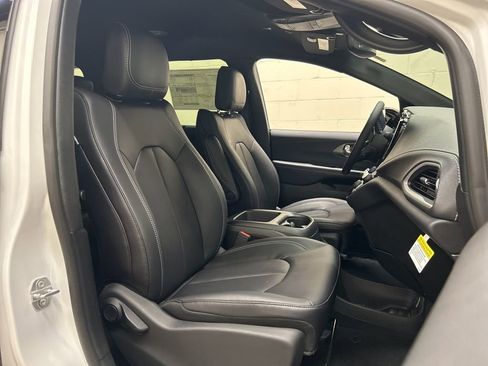 New 2026 Chrysler Pacifica Select FWD image 12