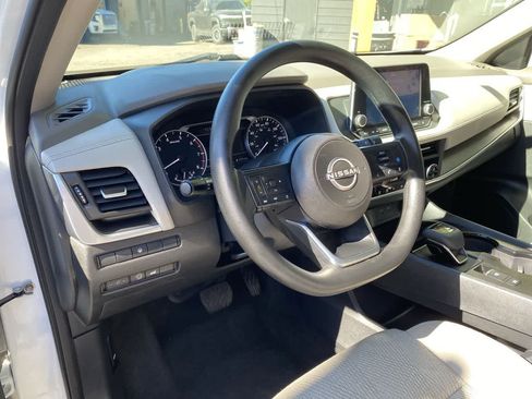 Used 2024 Nissan Rogue SV AWD/4WD image 2