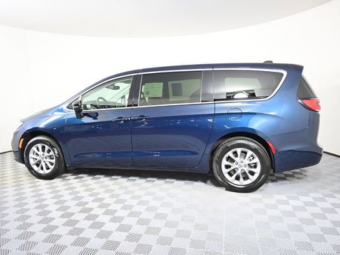 Used 2024 Chrysler Pacifica Touring-L AWD/4WD image 3
