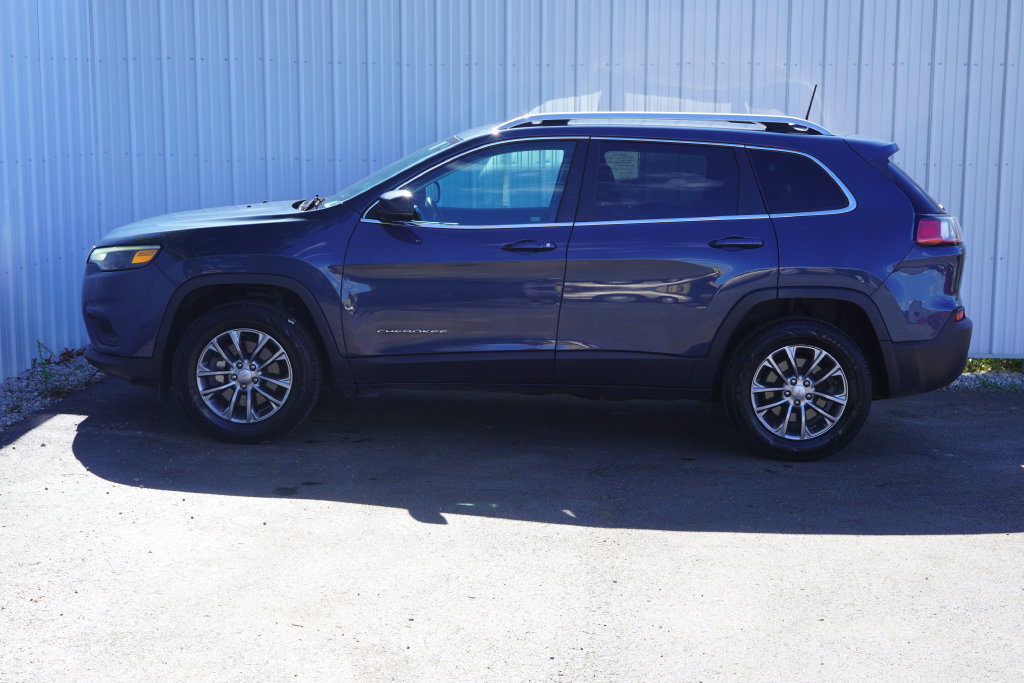 Used 2019 Jeep Cherokee Latitude Plus w/ Cold Weather Group AWD/4WD image 3