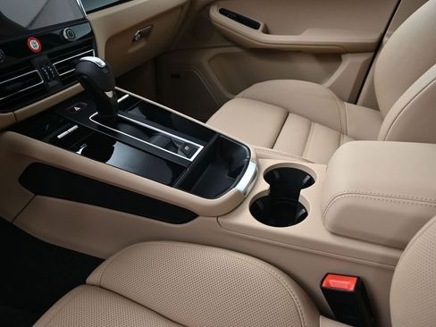 Certified 2026 Porsche Macan S AWD/4WD image 22