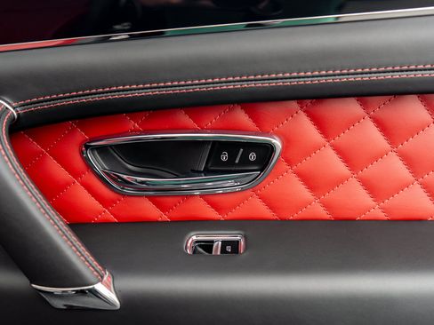 Used 2017 Bentley Bentayga AWD/4WD image 37