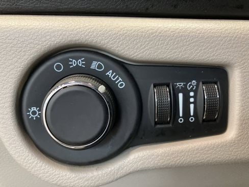 Used 2024 Chrysler Voyager LX image 13