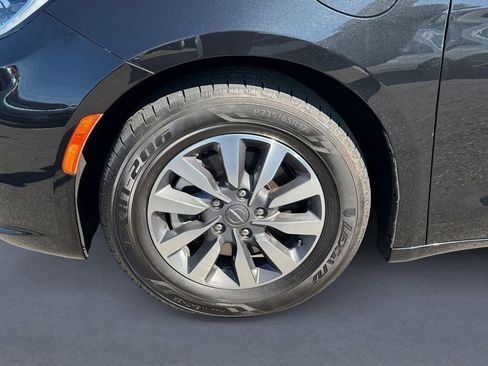 Used 2023 Chrysler Pacifica Touring-L image 9