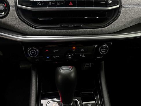 Used 2025 Jeep Compass Latitude AWD/4WD image 16