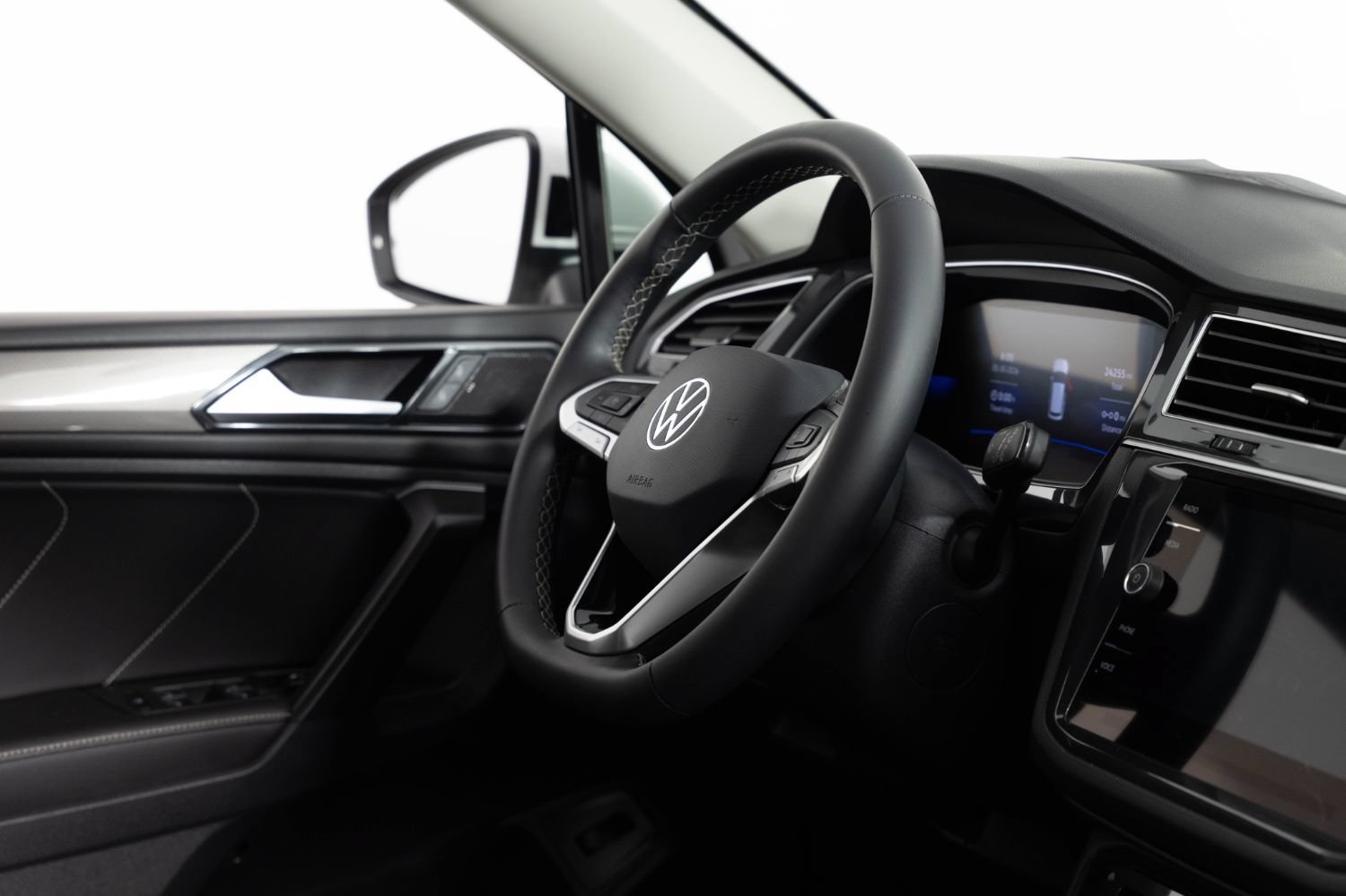 Used 2024 Volkswagen Tiguan SE AWD/4WD image 26