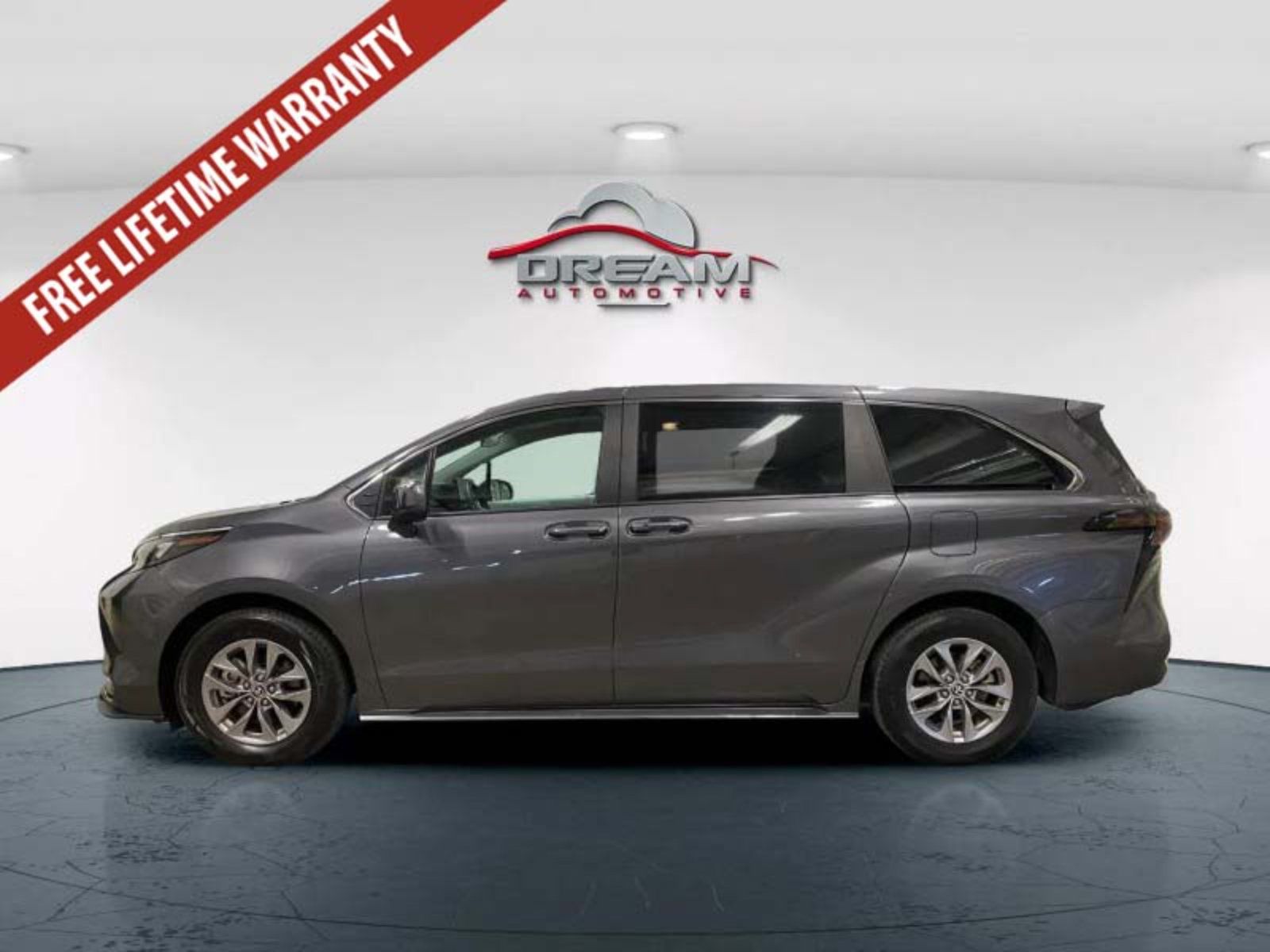 Used 2025 Toyota Sienna LE FWD image 20