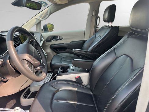 Used 2023 Chrysler Pacifica Touring-L FWD image 11