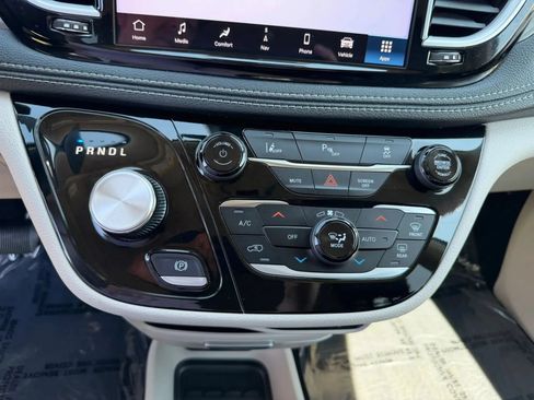 Used 2023 Chrysler Pacifica Touring-L w/ Uconnect Theater Family Group FWD image 28
