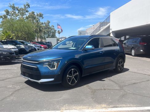 Certified 2025 Kia Niro EX FWD image 6