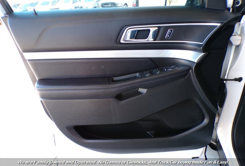 Used 2017 Ford Explorer XLT w/ Equipment Group 202A FWD image 9
