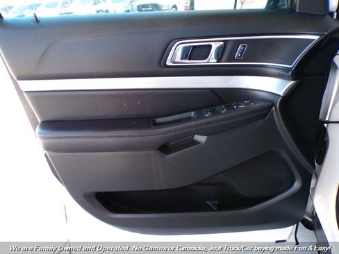 Used 2017 Ford Explorer XLT w/ Equipment Group 202A FWD image 9