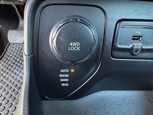 Used 2016 Jeep Renegade 75th Anniversary image 19