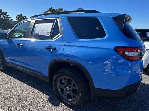 Used 2025 Honda Pilot TrailSport image 7
