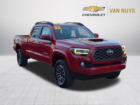 Used 2022 Toyota Tacoma TRD Sport w/ TRD Premium Sport Package AWD/4WD image 3